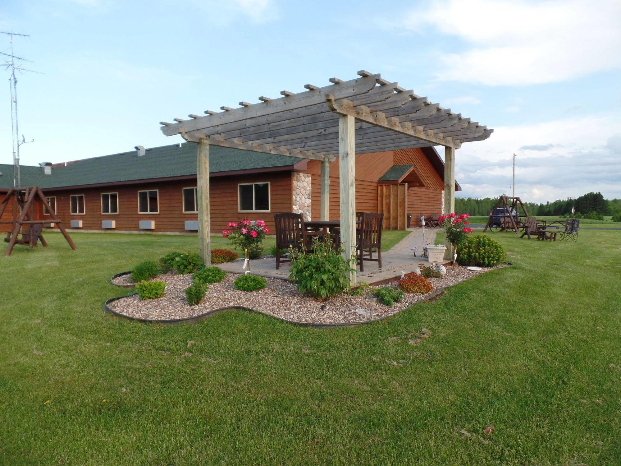 Chicaugon Lake Inn Gaastra Exterior foto